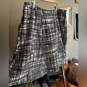 Ava & Viv Black and White Abstract Lines Skirt. 18W
